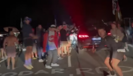 Des spectateurs mettent l'ambiance dans la montée de l'Alpe d'Huez, à la veille du passage du Tour de France