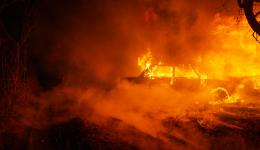 Une voiture en feu dans un incendie.