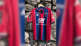 Le nouveau maillot à domicile du Clermont Foot pour la saison 2026-2027.