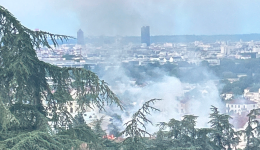 De la fumée était visible à Oullins-Pierre-Bénite dans la soirée du samedi 1er août.