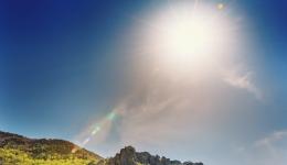 Un soleil éclatant au-dessus des montagnes