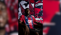 Junior Samba avec le maillot du Clermont Foot.