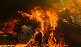 Huit véhicules ont été détruits par un incendie dans la nuit de vendredi à samedi sur un parking, dans la zone du Brézet, à Clermont-Ferrand