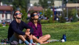 Un couple regardant une éclipse