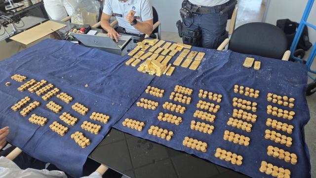 Les policiers ont saisi le trésor retrouvé à Sint-Gillis-Dendermonde (Belgique). © Facebook / Lokale Politie Dendermonde