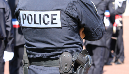Un policier de dos.