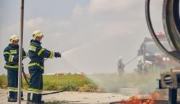 Les pompiers en intervention pour un incendie au bord d'une route.