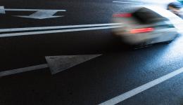 Une voiture circulant à vive allure.