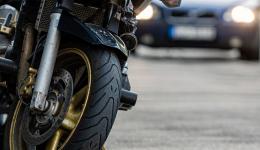 Une moto.
