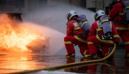 Des pompiers en intervention face à un incendie.