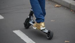Une trottinette.