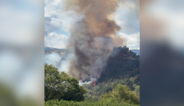 Un violent incendie s'est déclaré, ce samedi 22 août, au pied du château de Couzan, à Sail-sous-Couzan