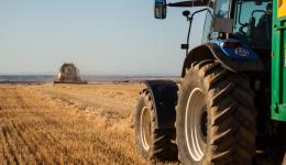 Un agriculteur est resté coincé sous son tracteur après que celui-ci s'est retourné