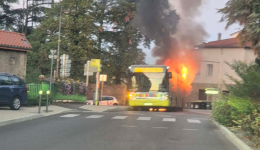 Un bus de la Stas en feu à Saint-Jean-Bonnefonds, mercredi 26 août
