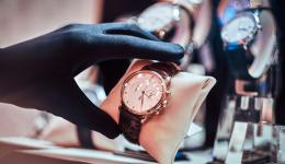 Plusieurs millions d'euros de montres ont été dérobés lors d'un casse à la voiture bélier à Saint-Quentin-Fallavier.