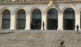 Un homme a tiré en l'air sur les marches de la mairie de Saint-Ãtienne ce mercredi 2 septembre