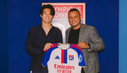 Keito Nakamura avec le maillot de l'OL aux côtés de Matthieu Louis-Jean, directeur sportif de l'OL.