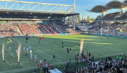 L'entrée des joueurs du LOU et de l'ASM avant le derby pour la reprise du Top 14.