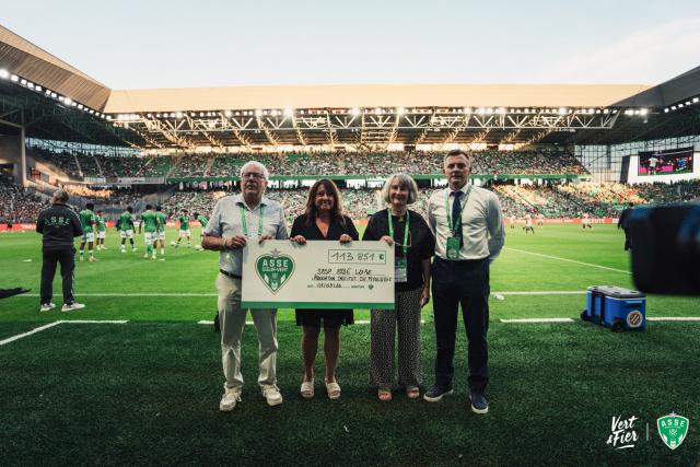 Le chèque a été remis aux équipes de l'AFM Téléthon et de l'Institut de Myologie avant la rencontre entre l'ASSE et Montpellier © ASSE