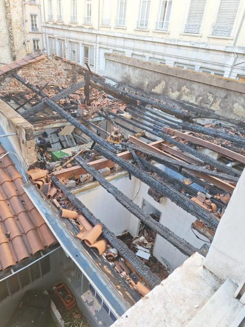 Une partie de la toiture est partie en fumée © DR
