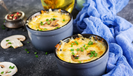 De petits gratins de polenta crémeuse au parmesan et aux champignons
