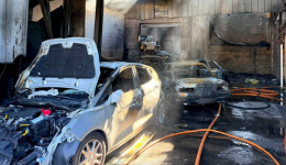 De nombreux véhicules ont été détruits dans l'incendie d'un garage à Roche-la-Molière (Loire)