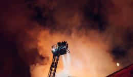 Les pompiers ont été engagés sur un feu de déchets industriels dans une entreprise spécialisée à Saint-Pierre-de-Chandieu, près de Lyon.
