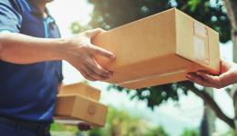La Poste annonce 3.500 recrutements saisonniers et Amazon 9.500 pour la fin dâannée. Les sites du géant américain de Colombier-Saugnieu, dans le Rhône, et La Boisse, dans l'Ain, sont concernés.
