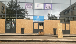 La devanture du lycée Ãtienne Mimard à Saint-Ãtienne après les débordements, ce jeudi 1er octobre
