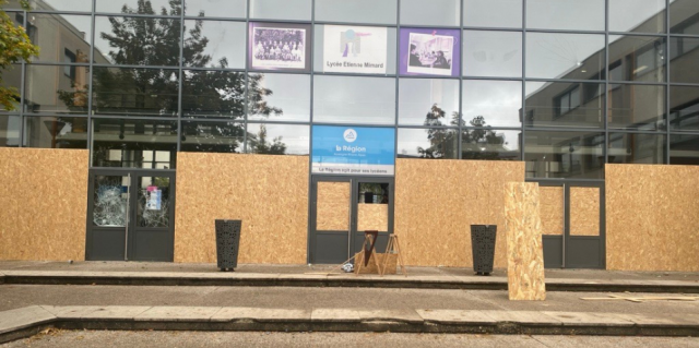 La devanture du lycée Étienne Mimard à Saint-Étienne est sans appel. © Radio SCOOP - Audrey Perrichon