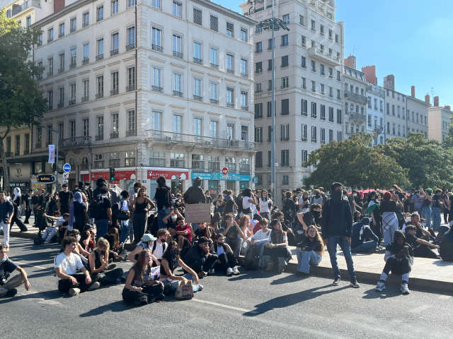 Un sitting se tient à Lyon ce mardi 6 octobre © Léa DUPERRIN - Radio SCOOP