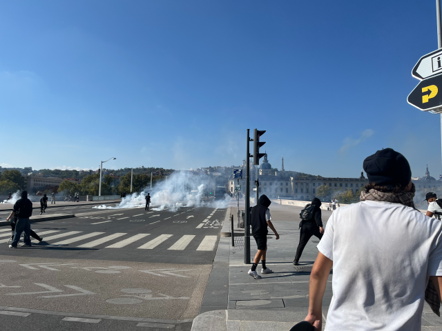 La police procède à des tirs de gaz lacrymogène sur le pont de la Guillotière ce mardi 6 octobre © Léa DUPERRIN - Radio SCOOP