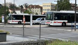 Une voiture et un bus TCL sont entrés en collision ce mercredi 7 octobre à Francheville