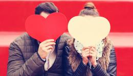Couple jouant avec des coeurs