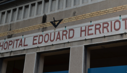 Les deux policiers ont été pris en charge par les secours puis transportés à l'hôpital Ãdouard-Herriot de Lyon
