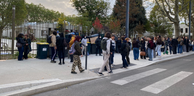 L'entrée du campus Tréfilerie de nouveau bloquée, ce mardi 13 octobre, à Saint-Étienne © Audrey PERRICHON / Radio SCOOP