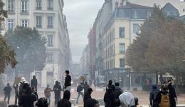 De nombreux commerces du centre-ville de Lyon ont été dégradés voire pillés le 17 octobre.