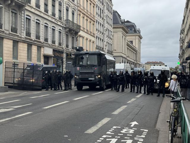 Les forces de l'ordre se sont positionnées aux abords de la place Bellecour, juste avant ses points d'accès © Robin Hubert - Radio SCOOP