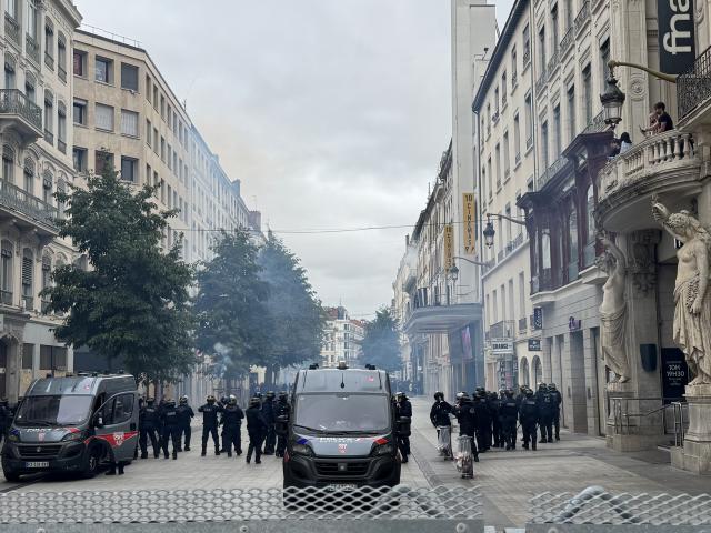 Les forces de l'ordre se sont également positionnées devant l'entrée de la Fnac, place Bellecour © Robin Hubert - Radio SCOOP