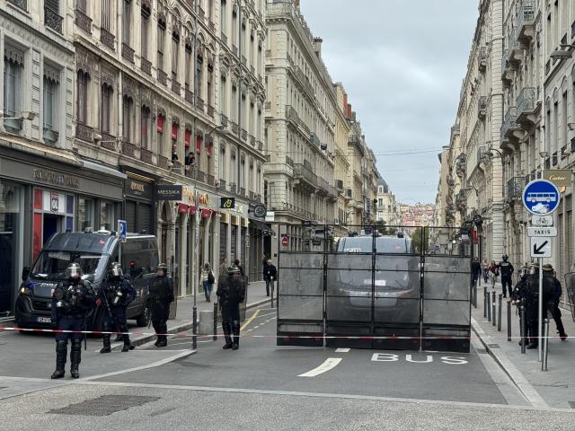 Des barricades ont également été installées rue du Président-Édouard-Herriot © Robin Hubert - Radio SCOOP
