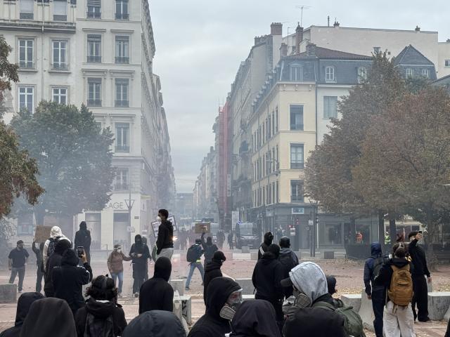 Affrontements entre les forces de l'ordre et les manifestants à l'entrée de la rue Victor-Hugo © Robin Hubert - Radio SCOOP