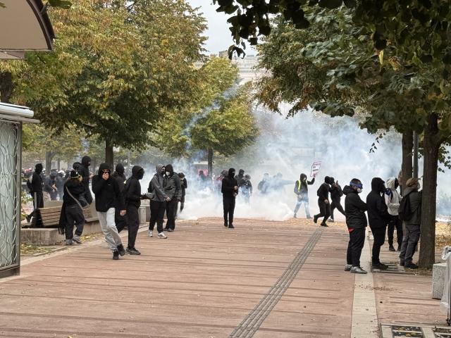 Des gaz lacrymogènes ont été tirés par les forces de l'ordre en direction des manifestants, à proximité de la rue Victor-Hugo © Robin Hubert - Radio SCOOP