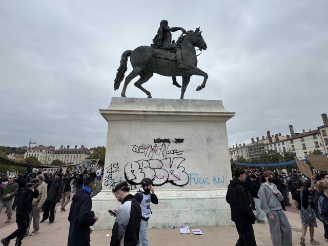 La statue de Louis XIV a été taguée place Bellecour © Robin Hubert - Radio SCOOP