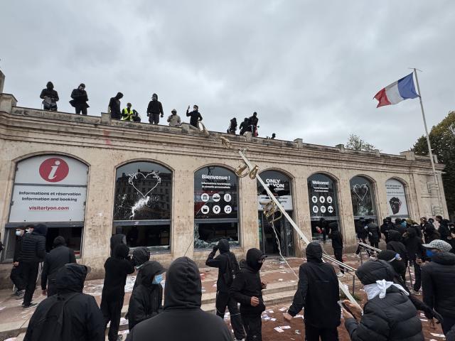 Des manifestants ont dégradé et pillé l'Office du tourisme © Robin Hubert - Radio SCOOP