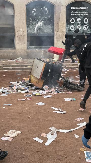 Certains manifestants ont mis le feu à un vélo © Robin Hubert - Radio SCOOP