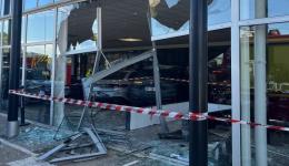 Deux voitures sont entrées en collision avant que l'un des véhicules ne termine sa course à l'intérieur d'une concession automobile