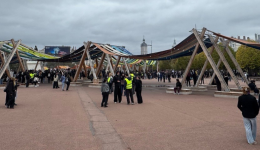 Le rassemblement place Bellecour à Lyon du 17 octobre avant le chaos.
