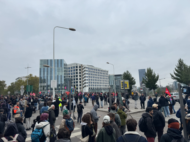 Plusieurs centaines de personnes se réunissent devant la Manufacture des Tabacs à Lyon ce samedi 31 octobre © Tom Bonnard - Radio SCOOP