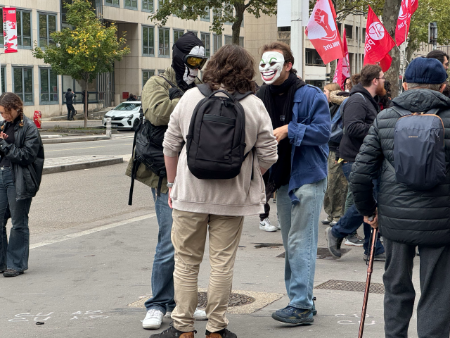 Des manifestants masqués à l'occasion d'Halloween ce samedi 31 octobre à Lyon © Tom Bonnard - Radio SCOOP