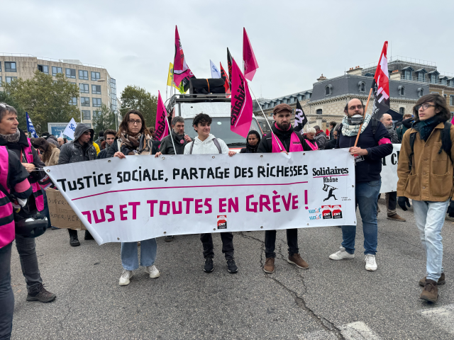 Le cortège s'élance depuis la Manufacture des Tabacs ce samedi 31 octobre à Lyon © Tom Bonnard - Radio SCOOP